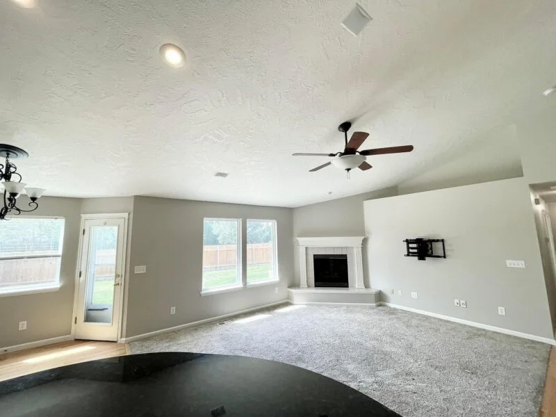 Spacious living room with freshly painted walls and ceiling by Lagunas Painting